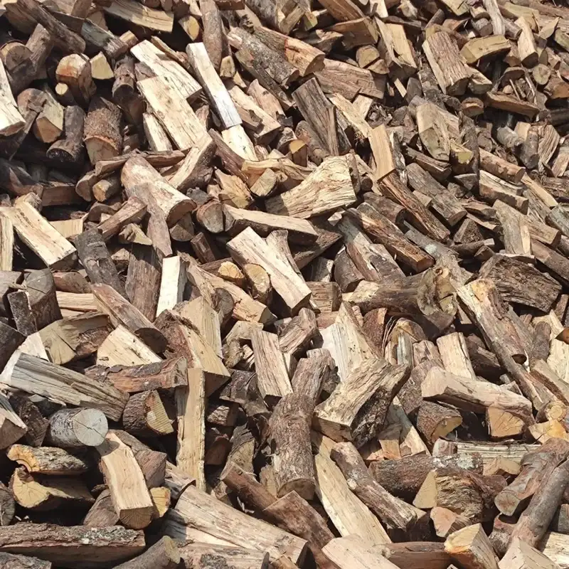 Bûches de bois de chauffage au dépôt Bois Beaudouin