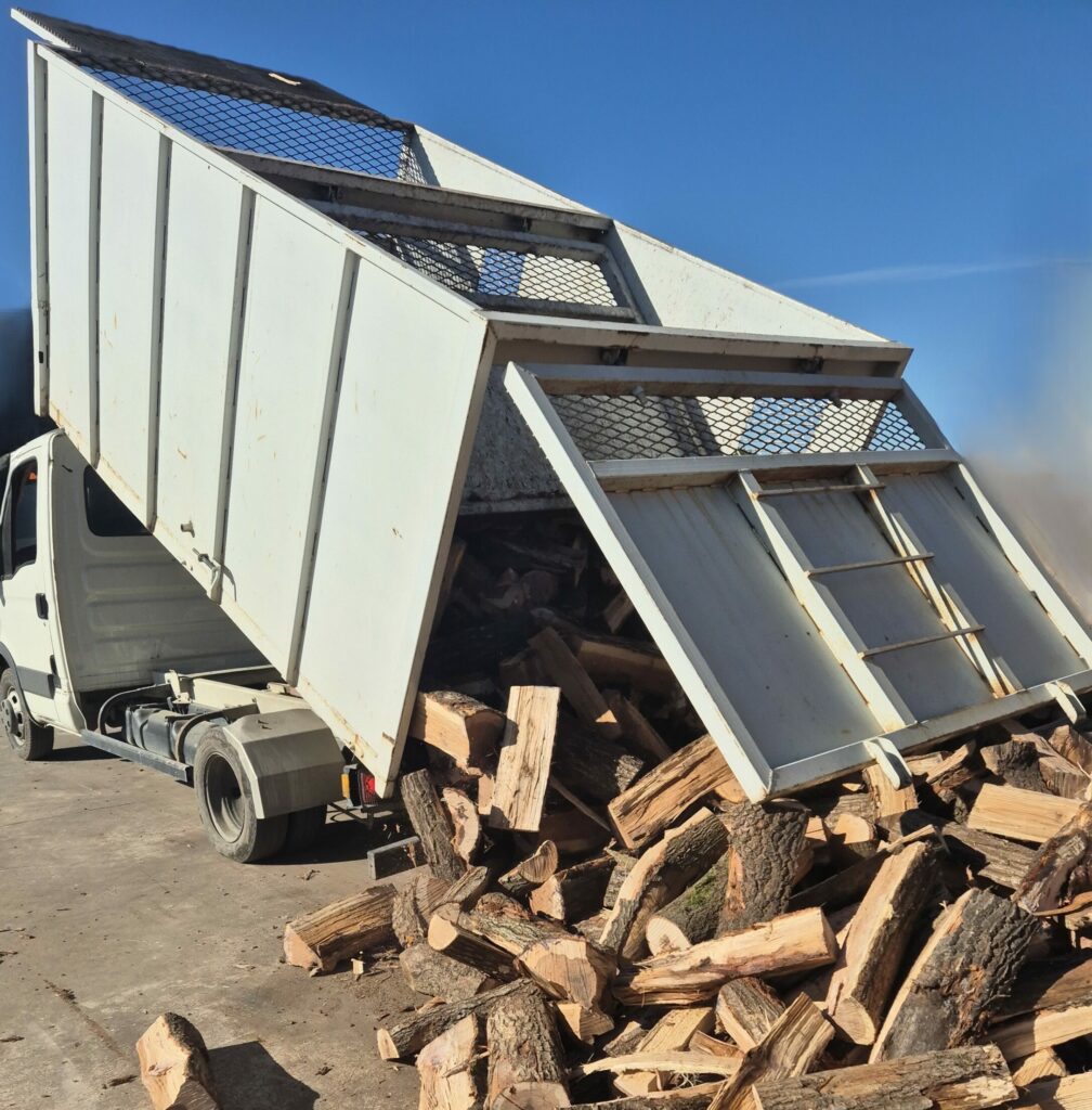 Camion Bois Beaudouin lors d’une livraison de bûches